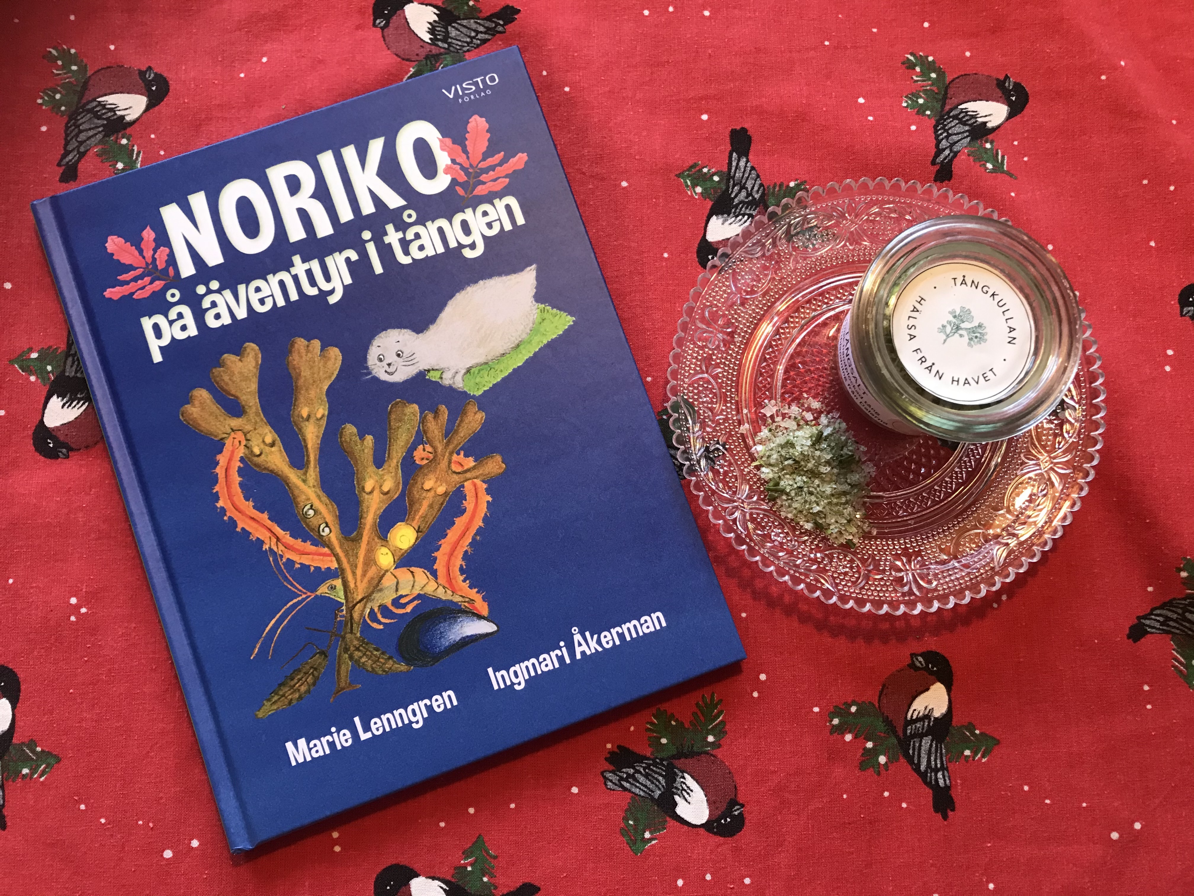Julklappspaket: Noriko på äventyr i tången och Tångkullans tångsalt på julduk.