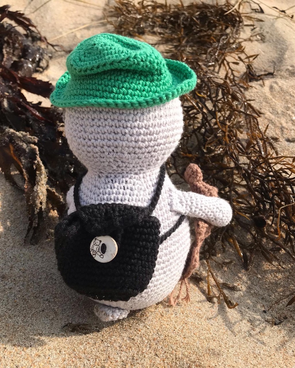 Noriko med ryggsäck på stranden