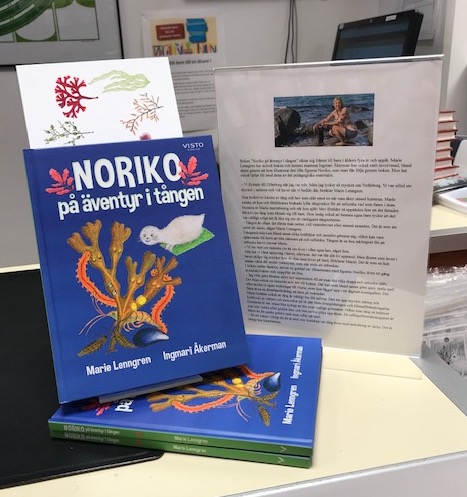 Bild på "Noriko på äventyr i tången" på Söderslätts Bok & Papper i Trelleborg.