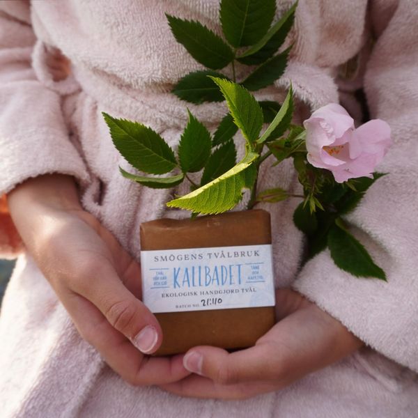 Kallbadet tvål med tång på Lilla havsbutiken